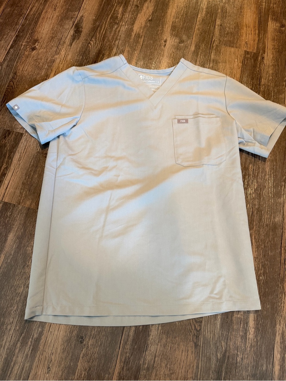 Figs Men’s V-Neck Top in Light Gray